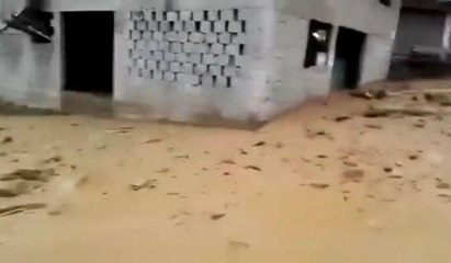 Rize'de aniden gelen sel ve panik anları kamerada: Yukarı kaçın!