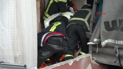 Kocaeli Binaya Çarpan Tır'ın Sürücüsü Öldü, Binadakiler Deprem Korkusu Yaşadı