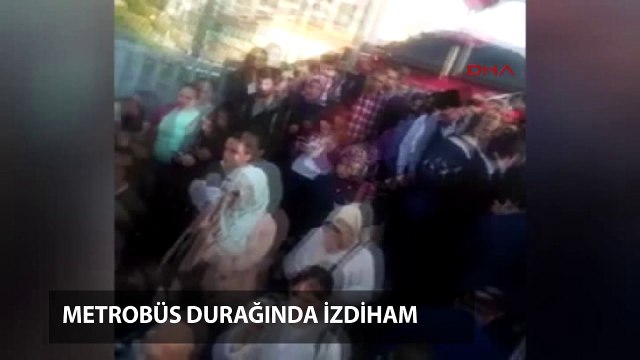 Metrobüs duraklarında izdiham