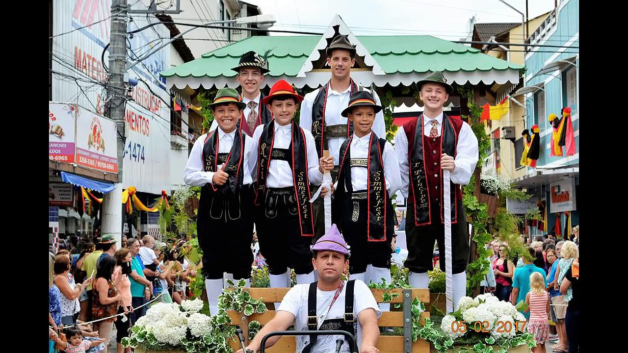 Homenagem ao Grupo de dança de Domingos Martins estava em micro-ônibus carbonizado