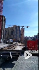 Descargar video: Cette grue s'emballe et tourne sur elle-même en plein chantier !