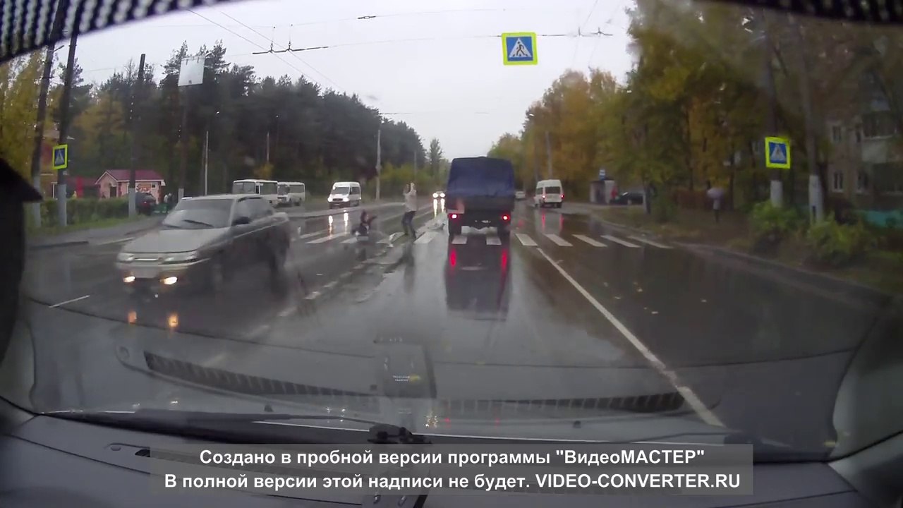 Cette femme évite de passer sous un camion.. et se frappe une voiture !