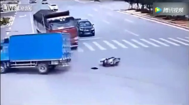 Ce motard échappe à la mort 2 fois en 2 secondes !!