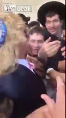 Ce milliardaire Juif lance des billets de 100$ si tu chantes avec lui dans la rue !