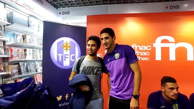 La séance de dédicaces du livre des 80 ans en images