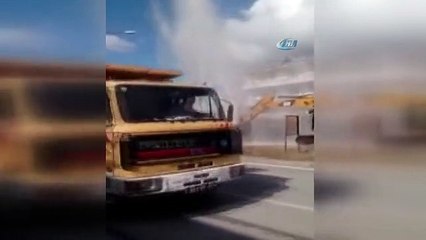 Erzincan'da Su Borusu Patladı Yollar Göle Döndü