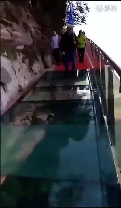 Un touriste chinois panique en voyant un sol de verre se briser sous ses pieds...