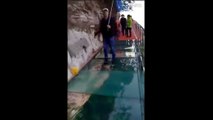 Blague sur un pont en verre à 1 180 mètres d'altitude