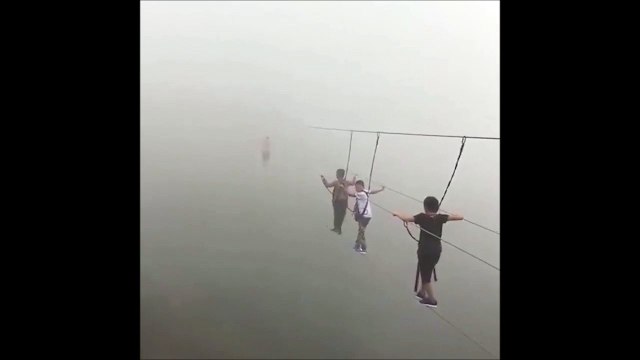 Ils traversent un pont suspendu, perdu dans le brouillard... Expérience incroyable et terrifiante