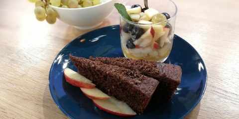 Gâteau au chocolat sans gluten et sa salade de fruits à la menthe