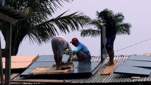 Des panneaux solaires pour une énergie propre en Amazonie