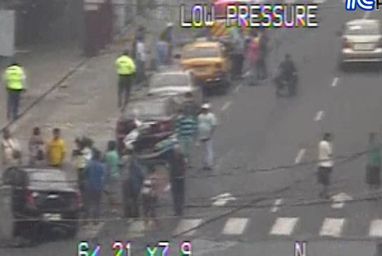 Cámaras de seguridad capta el choque entre dos vehículos en Guayaquil