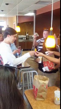 Il vend de la sauce pour 10$