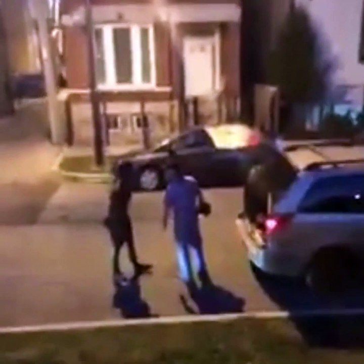 Un cycliste sans casque va le regretter très vite lors d'un road rage !