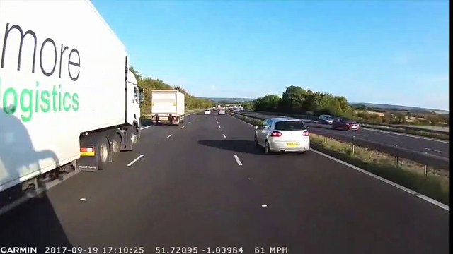 Un bus évite une collision de justesse sur une autoroute