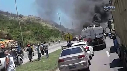 Engavetamento na BR-262 causa incêndio