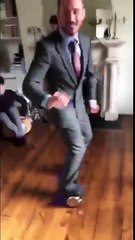 Conor McGregor filme son entraineur qui fait le malin sur un hoverboard !