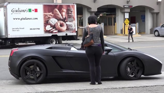 Cette femme va repousser les avances d'un dragueur, mais quand elle voit la voiture qu'il conduit ...