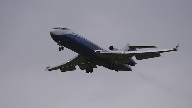 Boeing 727 M-STAR Landing L FKB