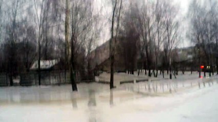 Криво катаюсь на щите.Посыпано песком.Вечный шум.