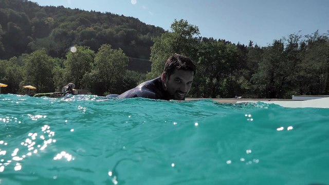 Adrénaline - Surf : Les Tahitiens Michel Bourez et Tikanui Smith se sont éclatés à la Wavegarden
