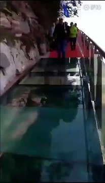 Blague sur un pont en verre à 1 180 mètres d'altitude