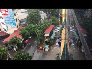 Người dân vẫn phải làm việc khi cơn dông ập đến