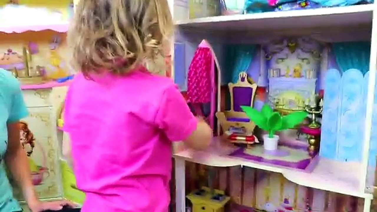 DOLLHOUSE SURPRISES With Beauty & The Beast Belle Castle + Tangled Rapunzel Doll and Blind Bags Toys