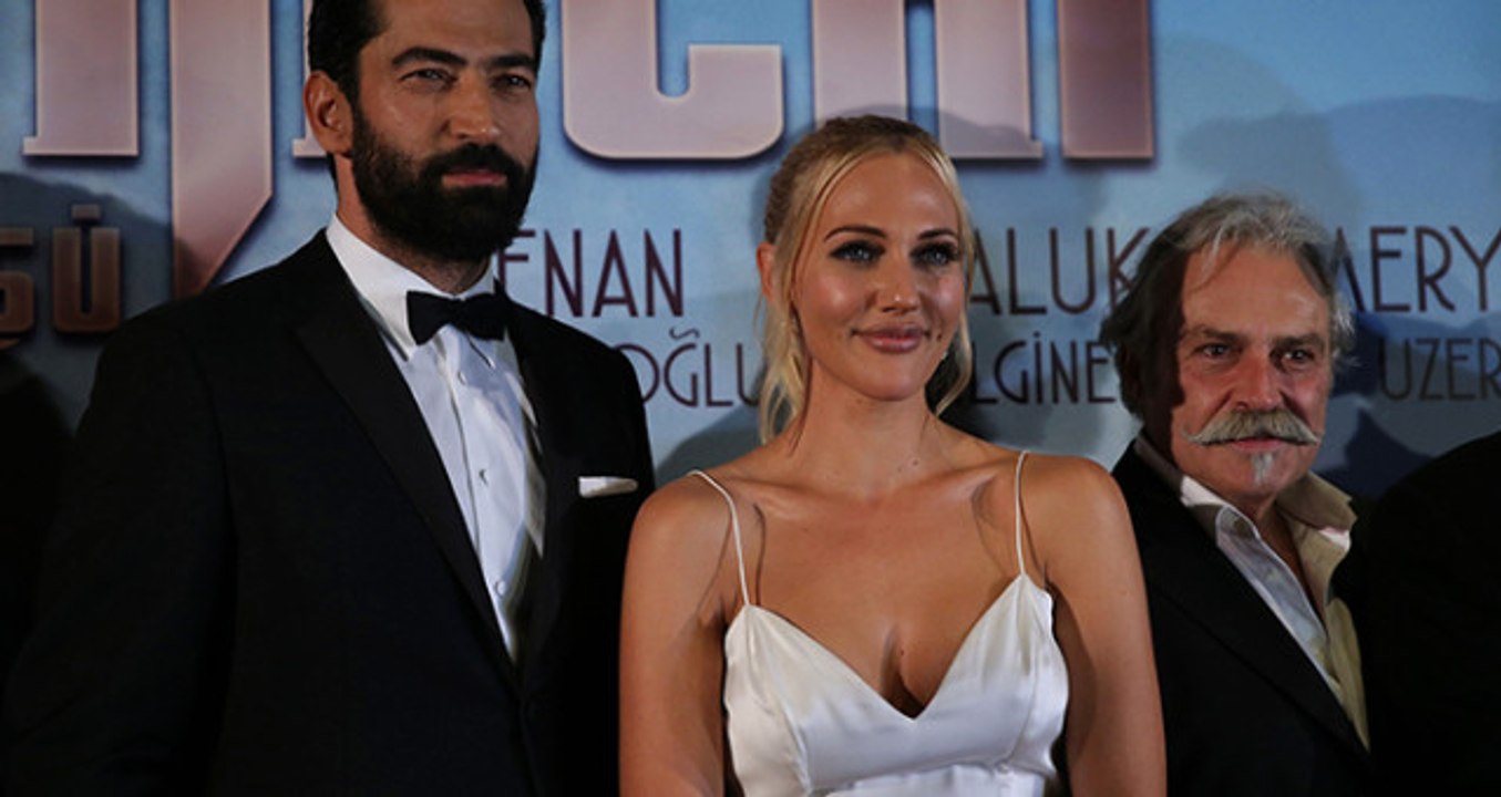 Meryem Uzerli Göğüs Dekolteli Kıyafetiyle Hayranlarının Ateşini Yükseltti