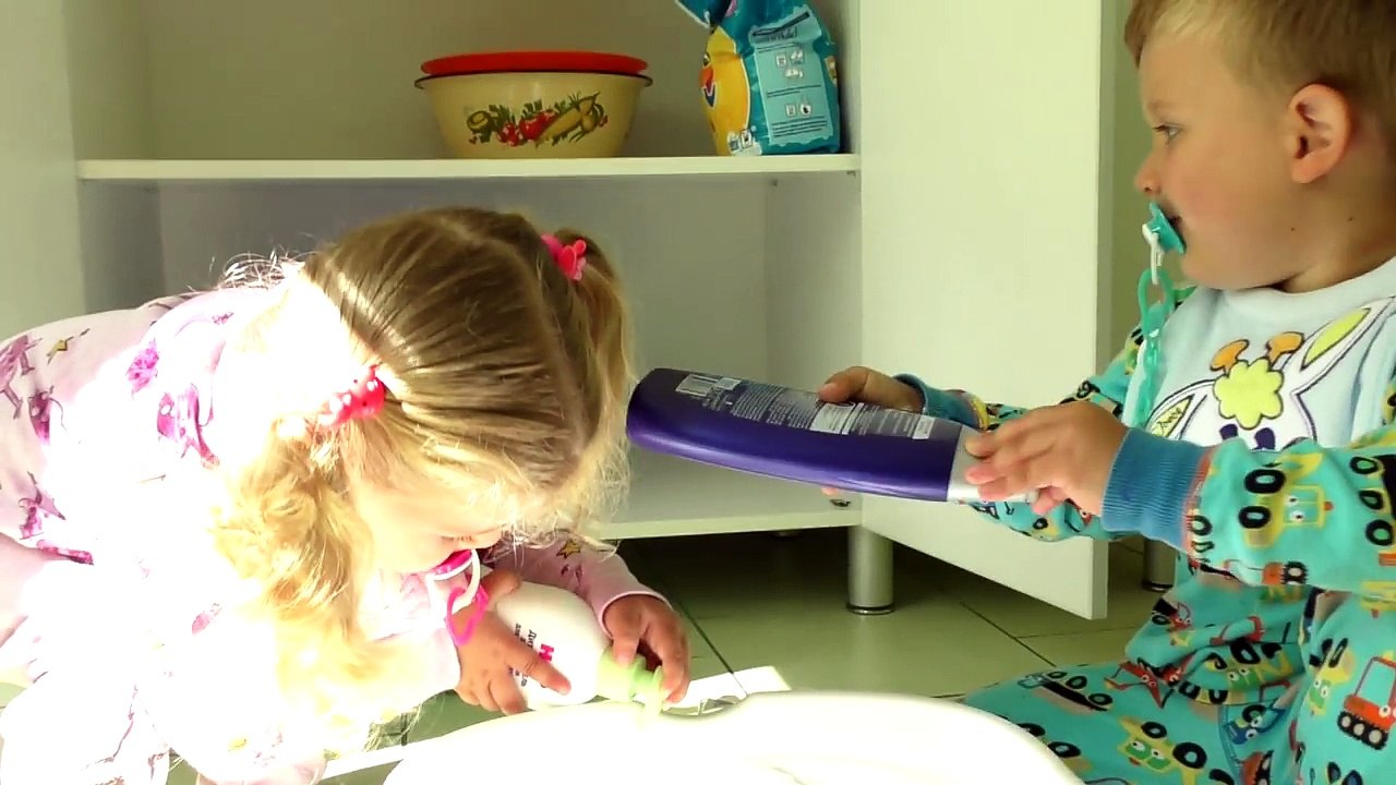 Bad Baby Рома и Диана Детские ШАЛОСТИ ПЕРЕВОРОТ в ВАННОЙ Bad Baby Children had fun Toy Freaks