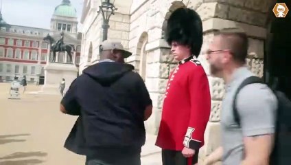 Ne jamais embeter un soldat de la garde royale  sous peine de finir KO