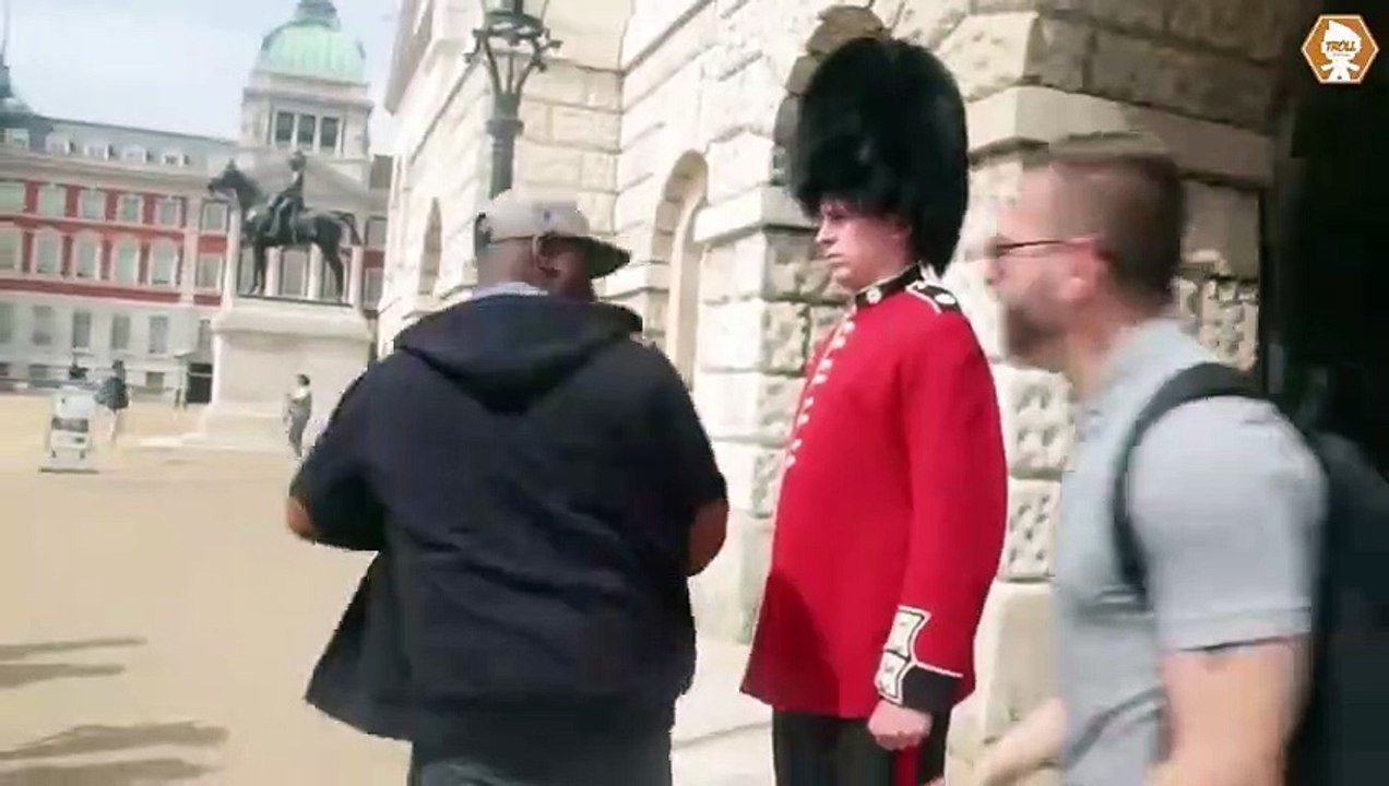 Ne jamais embeter un soldat de la garde royale  sous peine de finir KO