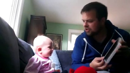 Trop adorable, la réaction de ce bébé quand son oncle fait l'ours!