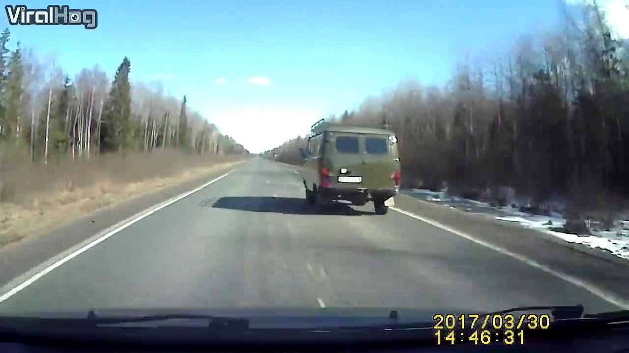 Il se fait eclater le pare-brise par un cylindre de frein de camion... Enorme choc