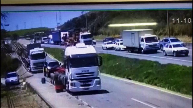 Câmera de videomonitoramento flagra momento exato de acidente