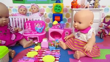 Jugando a cocinas de juguete con bebé Lucía y bebé Ana Mundo Juguetes vídeos de bebés de juguete