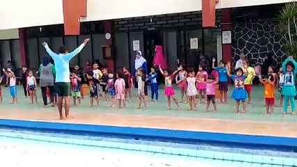 BELAJAR BERENANG BERSAMA