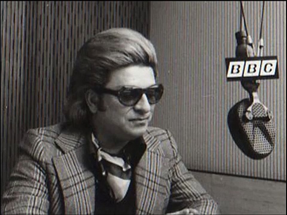 Zeki MÜREN -  Ağlama Değmez Hayat