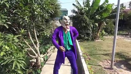 Gigante Aranha Banheiro Ataque Elsa congelada Homem Aranha ResgatarSuper heróis Vídeos engraçados