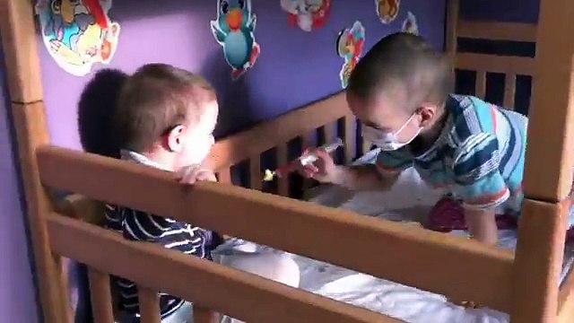 МУЛЬТИПСИК развлечение для детей видео Уколы детям в попу Дети играют в доктора с уколами Клизма