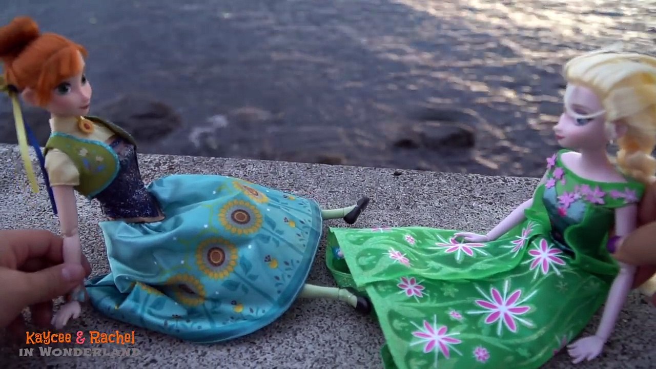 BARBIE AIRPLANE Elsa and Anna ride the Airplane going to the mall!