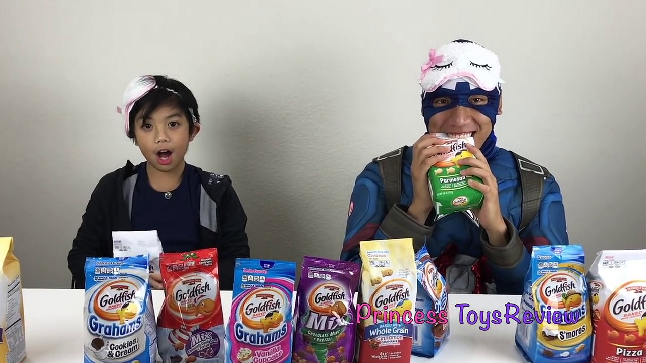 Goldfish Challenge! Crackers & Cookies Blindfold Taste Test food Evan Princess Toysreview