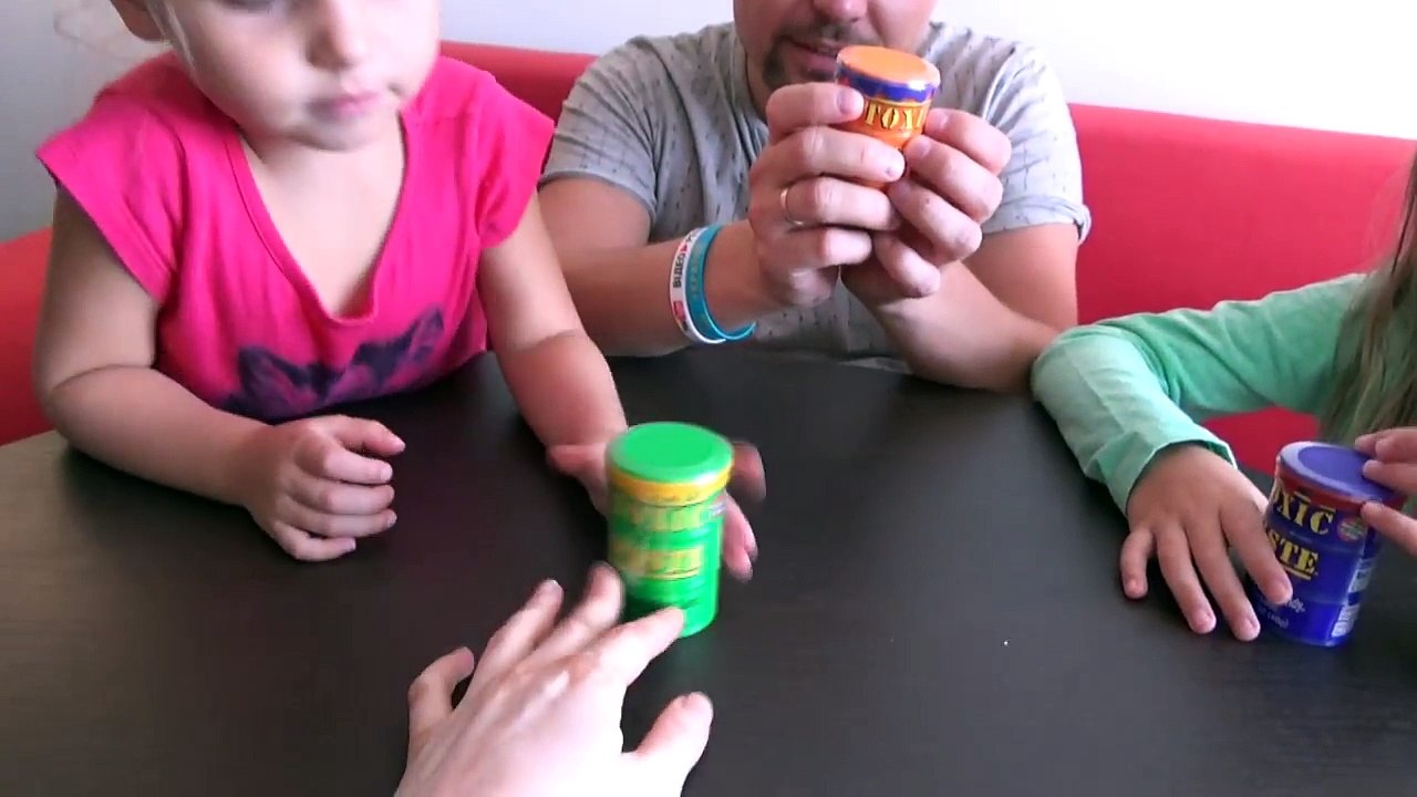 Экстремальный ЧЕЛЛЕНДЖ - Алиса и ТОКСИЧНЫЕ конфеты Toxic Waste ! Challenge Alisa candies Toxic Waste