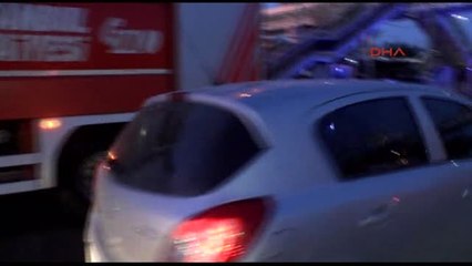 Küçükçekmece'de Servis Minibüsü Metrobüs Durağına Girdi: 3 Yaralı