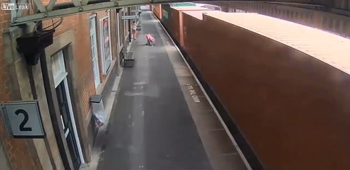 Une poussette ce fait aspirer par un train.