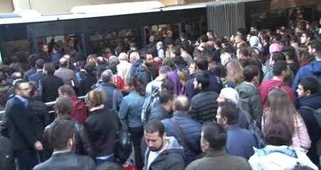 Küçükçekmece'de Servis Minibüsü Metrobüs Durağına Girdi: 3 Yaralı