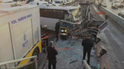 Küçükçekmece'de Servis Minibüsü Metrobüs Durağına Girdi 3 Yaralı