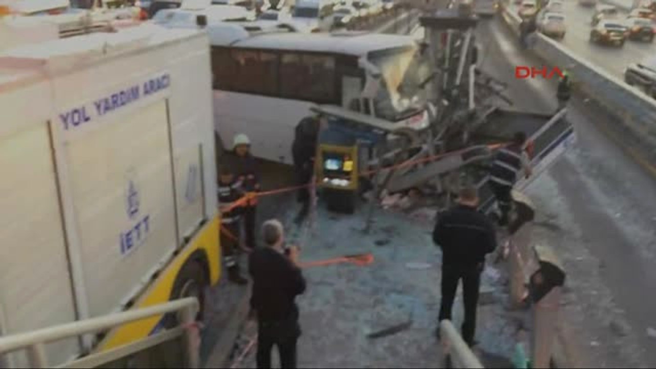 Küçükçekmece'de Servis Minibüsü Metrobüs Durağına Girdi 3 Yaralı