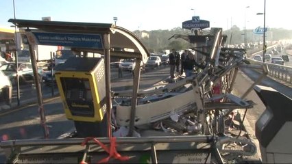 Servis Minibüsü Metrobüs Durağına Girdi; 3 Yaralı