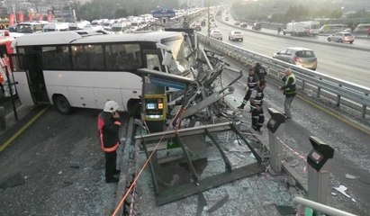 Servis minibüsü metrobüs yoluna girdi... Kaza yerinden ilk görüntüler
